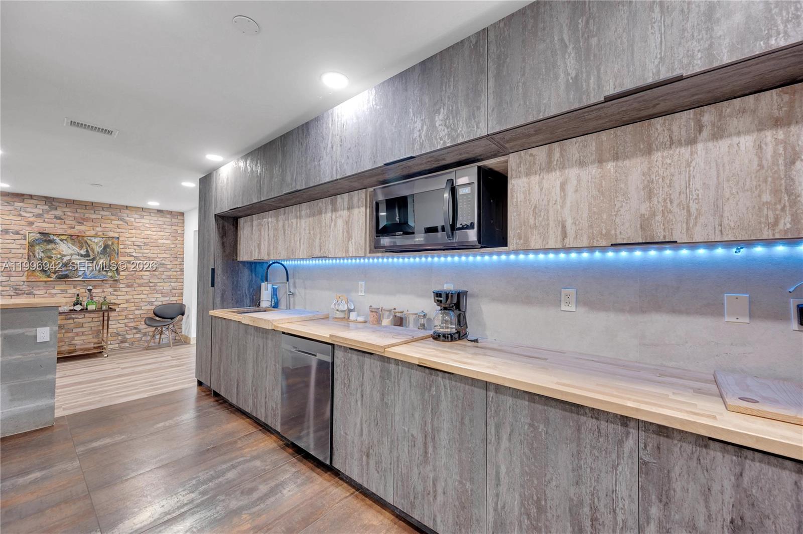 CRAVERO LAKE SHORE ESTATE - Residential