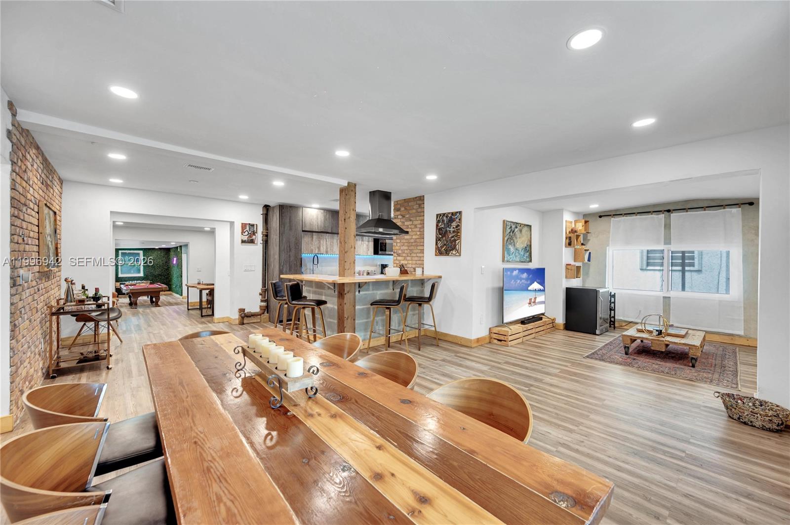 CRAVERO LAKE SHORE ESTATE - Residential