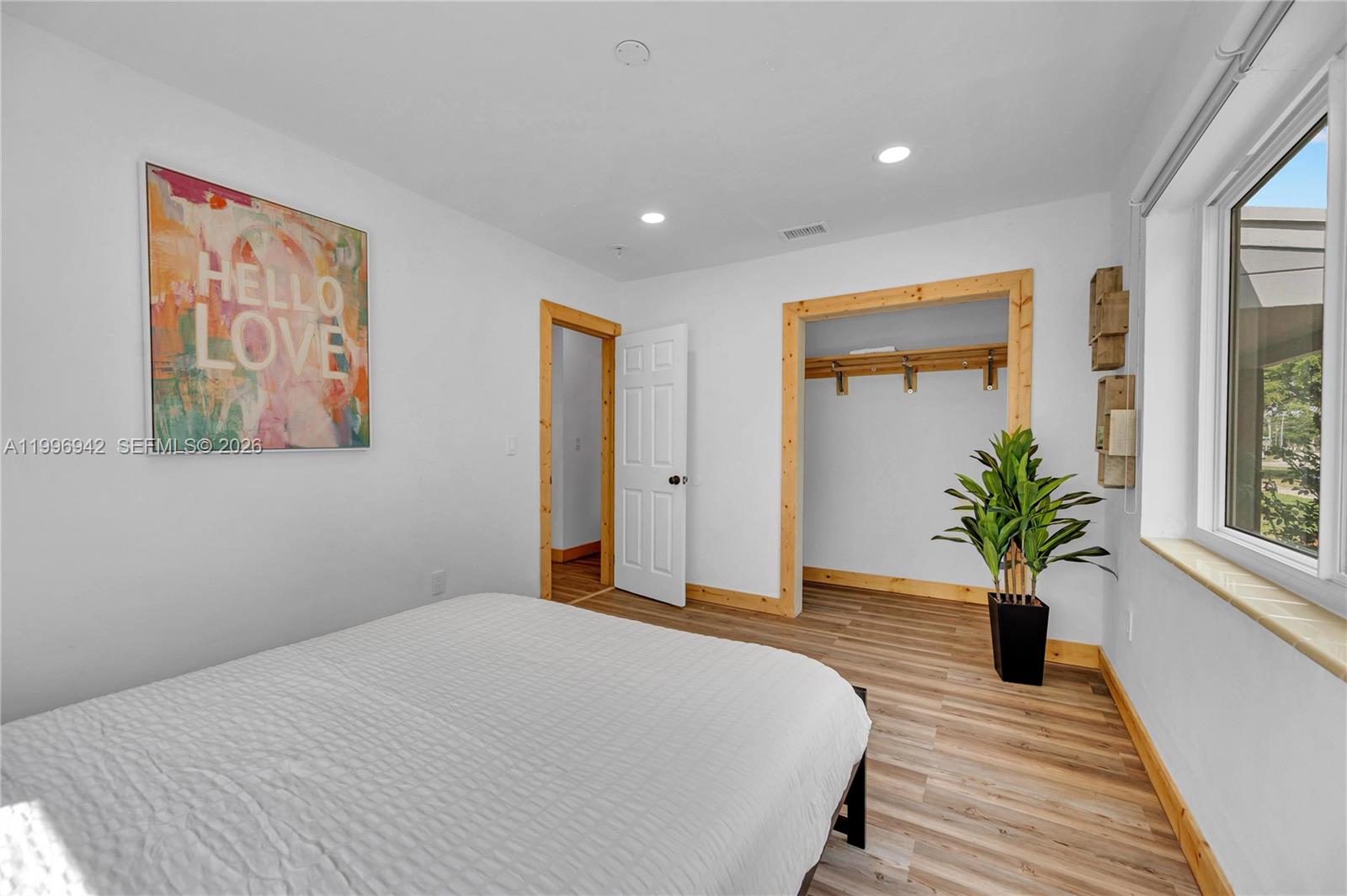 CRAVERO LAKE SHORE ESTATE - Residential