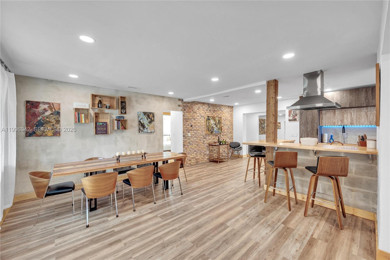 CRAVERO LAKE SHORE ESTATE - Residential