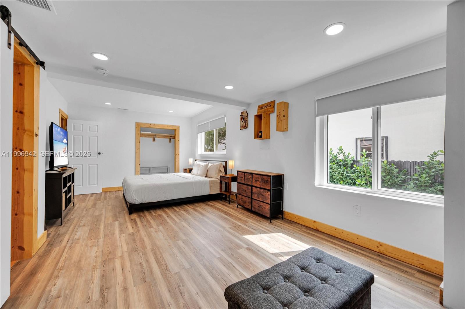 CRAVERO LAKE SHORE ESTATE - Residential