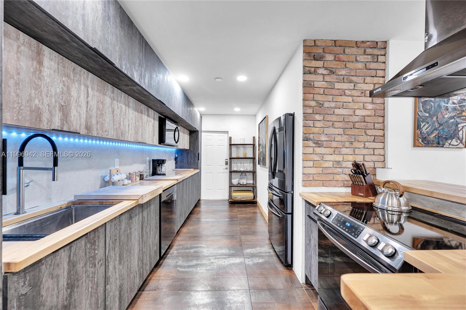 CRAVERO LAKE SHORE ESTATE - Residential