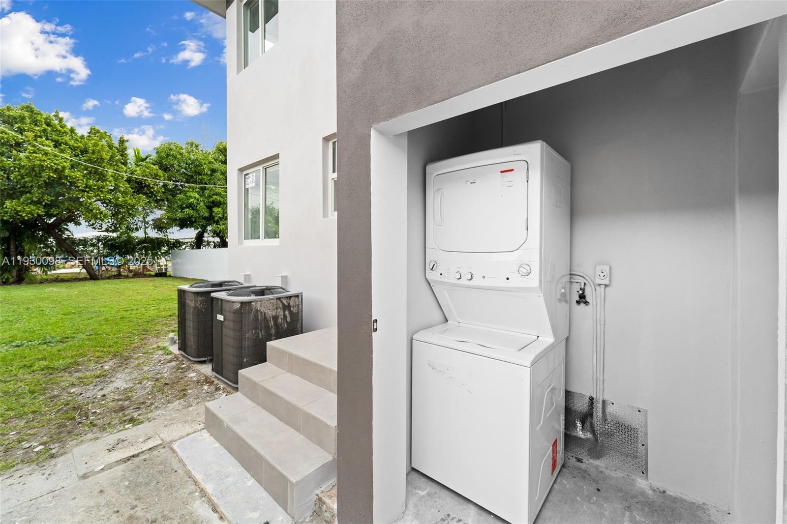 DEL RIO PARK - Residential Lease