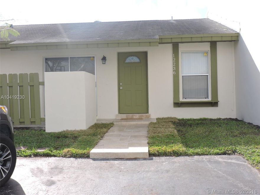 BEAUTIFUL PLACE TO CALL HOME, OPEN LIVING, DINING AND KITCHEN AREA, BRAND NEW STAINLESS STEEL APPLIANCES, CENTRALLY LOCATED NEAR TO TURNPIKE, MAJOR SHOPPING CENTERS, RESTAURANTS AND HOSPITAL. LOW MAINTENANCE