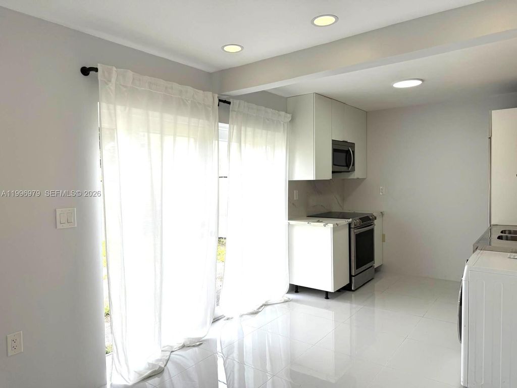 Photo of Hollywood, FL 33020 (MLS # A11996979)