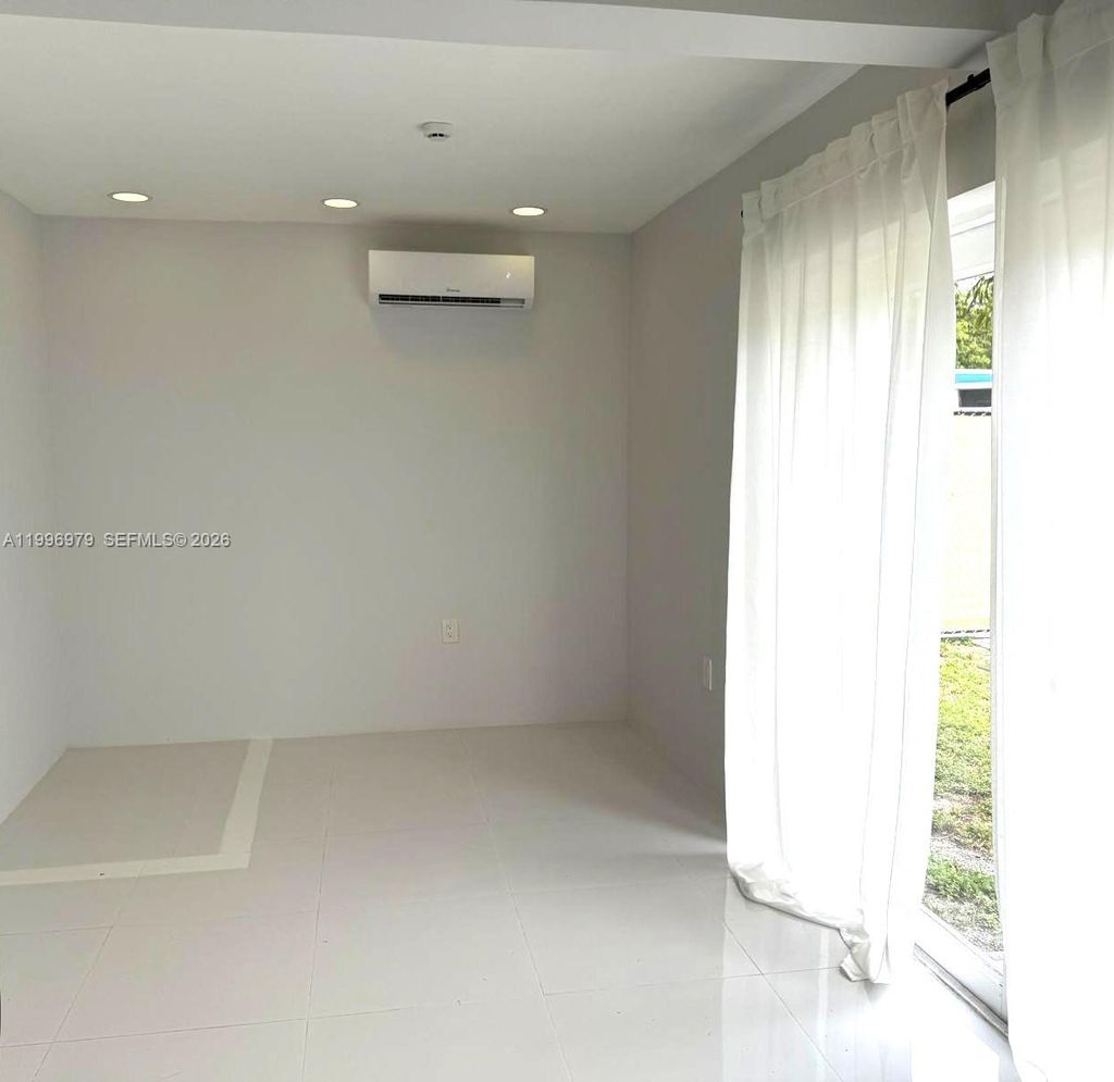 Photo of Hollywood, FL 33020 (MLS # A11996979)