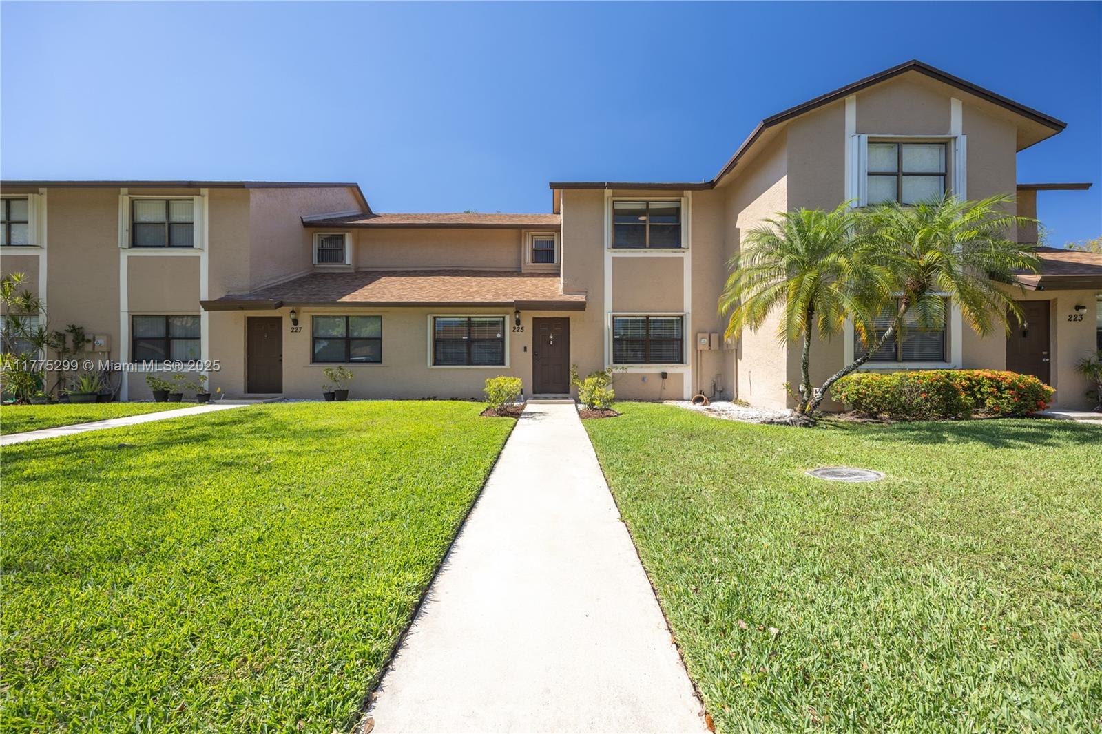 Property for Sale at 225 Lakeside Cir, Sunrise, Miami-Dade County, Florida - Bedrooms: 3 
Bathrooms: 3  - $524,500