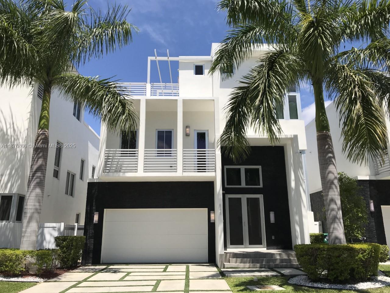 A contemporary single family home, 5 bedroom, 5 1/2 bathroom, wine cellar, roof terrace, two-car garage. Modern kitchen, stainless steel appliances. pool. Great location a few minutes from the new Doral Central Park, easy access to Express Ways.