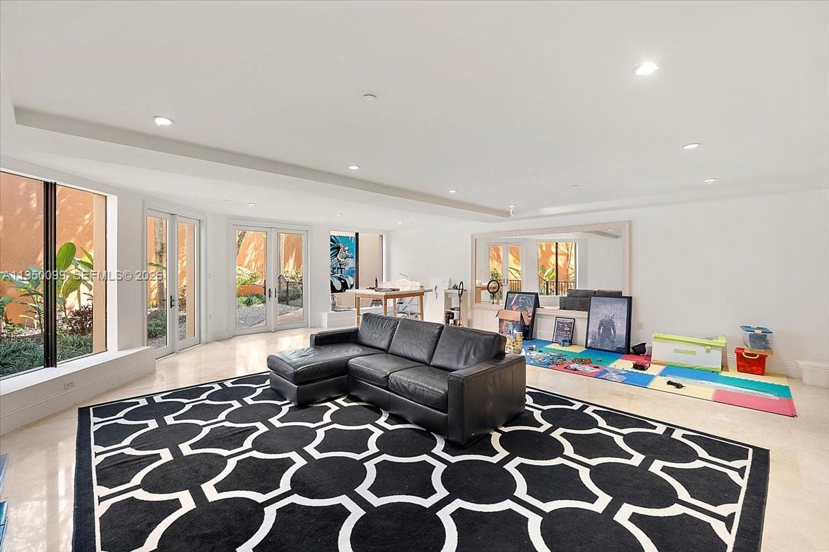 CLOISTERS ON THE BAY COND - Residential