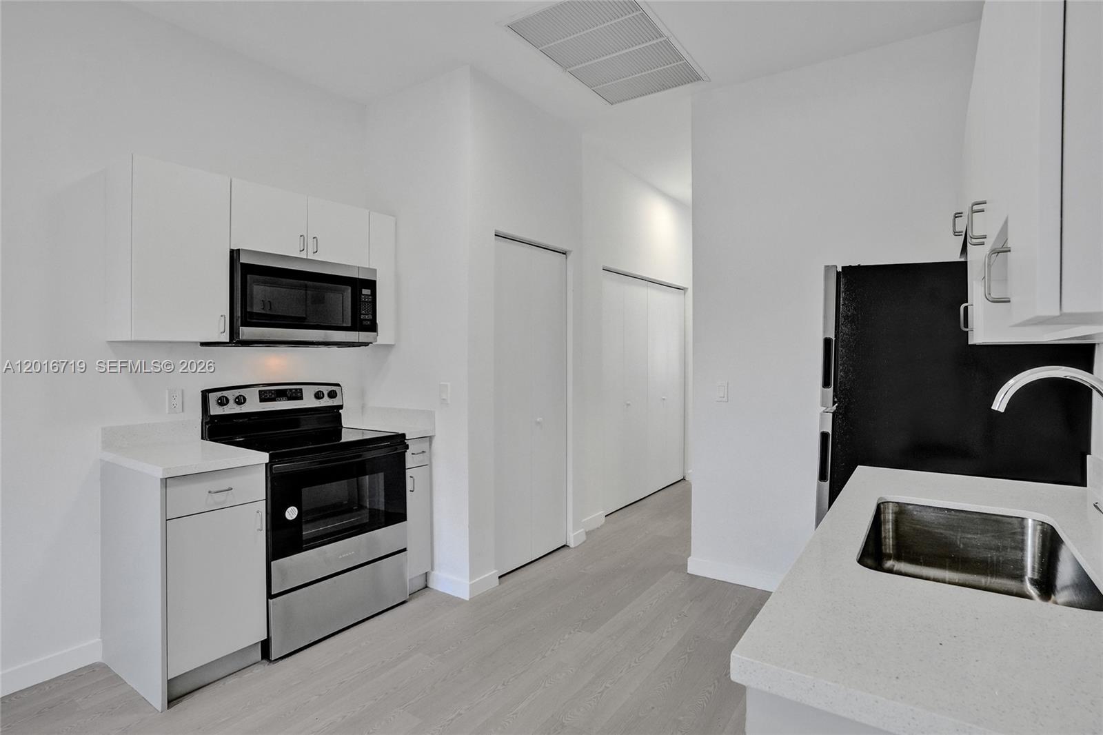 LAWRENCE ESTATES LAND COS - Residential Lease
