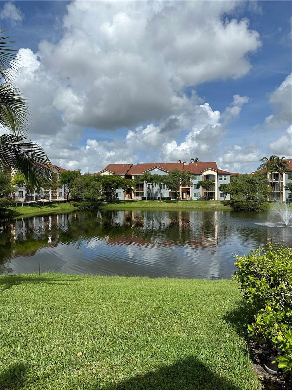 Photo of 911 Villa Cir #911, Boynton Beach, FL 33435 (MLS # A11411028)