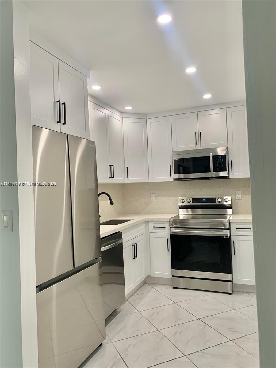 DO NOT MISS THIS AMAZING OPPORTUNITY! CONDO 1 BEDROOM + DEN, SUBSTANCIALLY RENOVATED, kitchen, and bathroom totally new, stainless steel appliances .In the heart of Miami with easy access to 836 Expressway. This property is listed as 2 bedrooms, as it is registered in the public record.