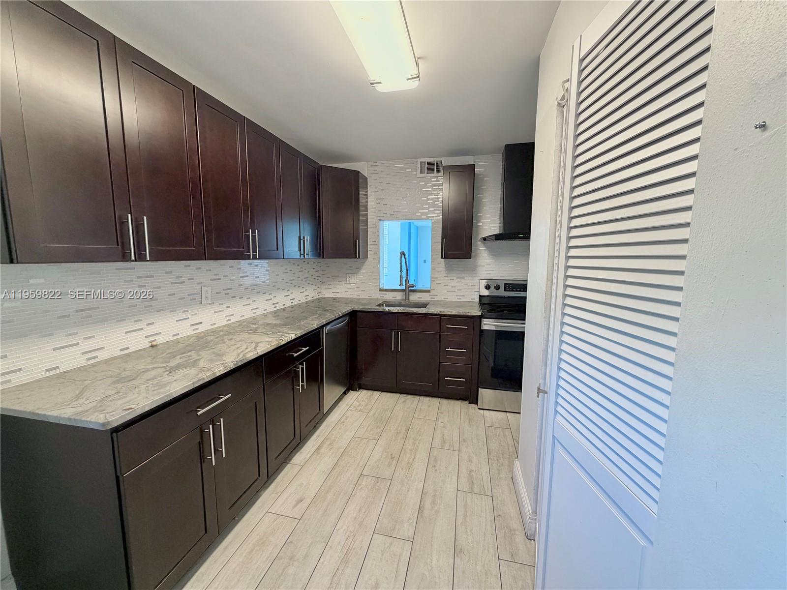 EASTERN SHORES WHITE HOUS - Residential