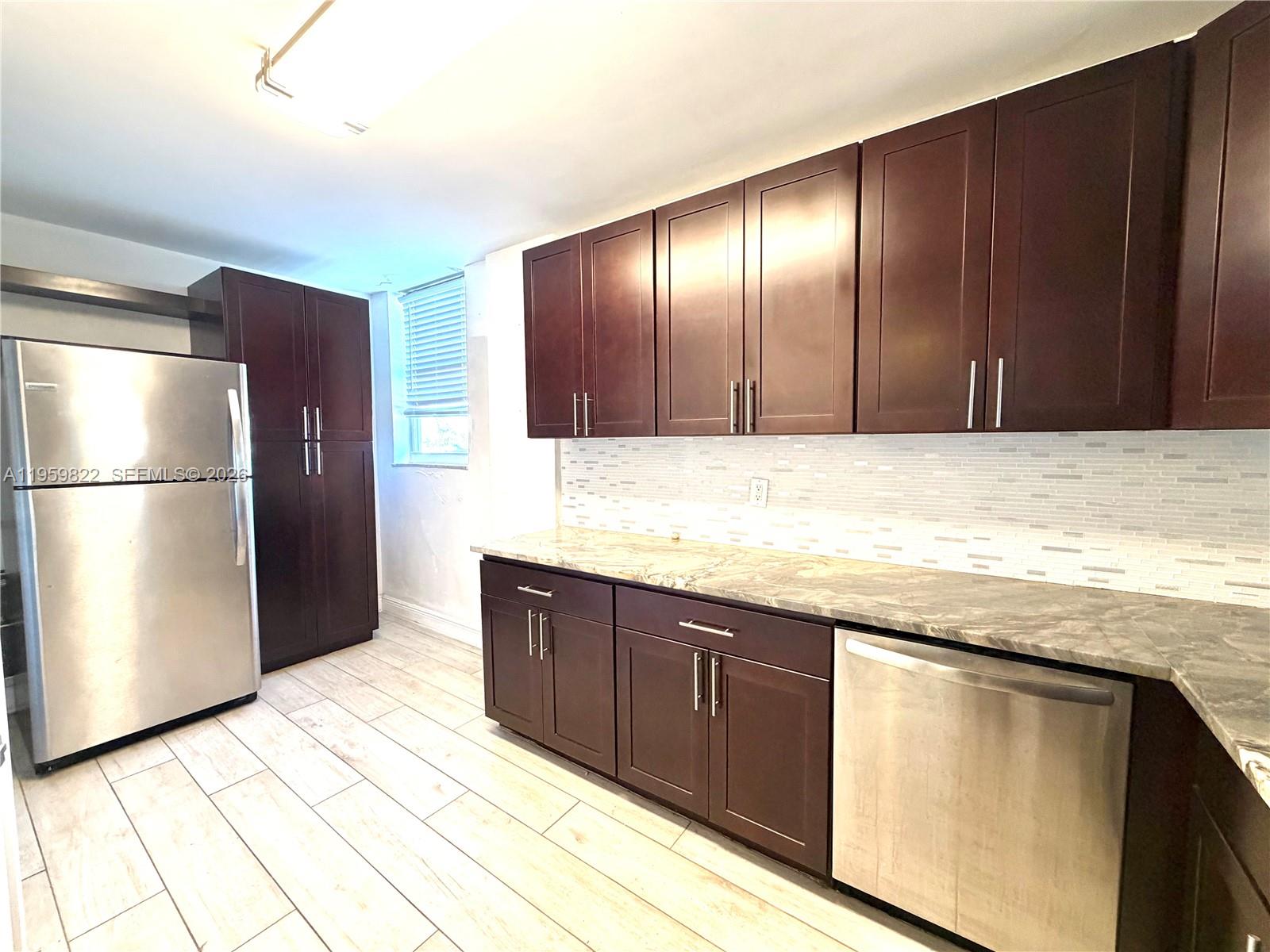 EASTERN SHORES WHITE HOUS - Residential