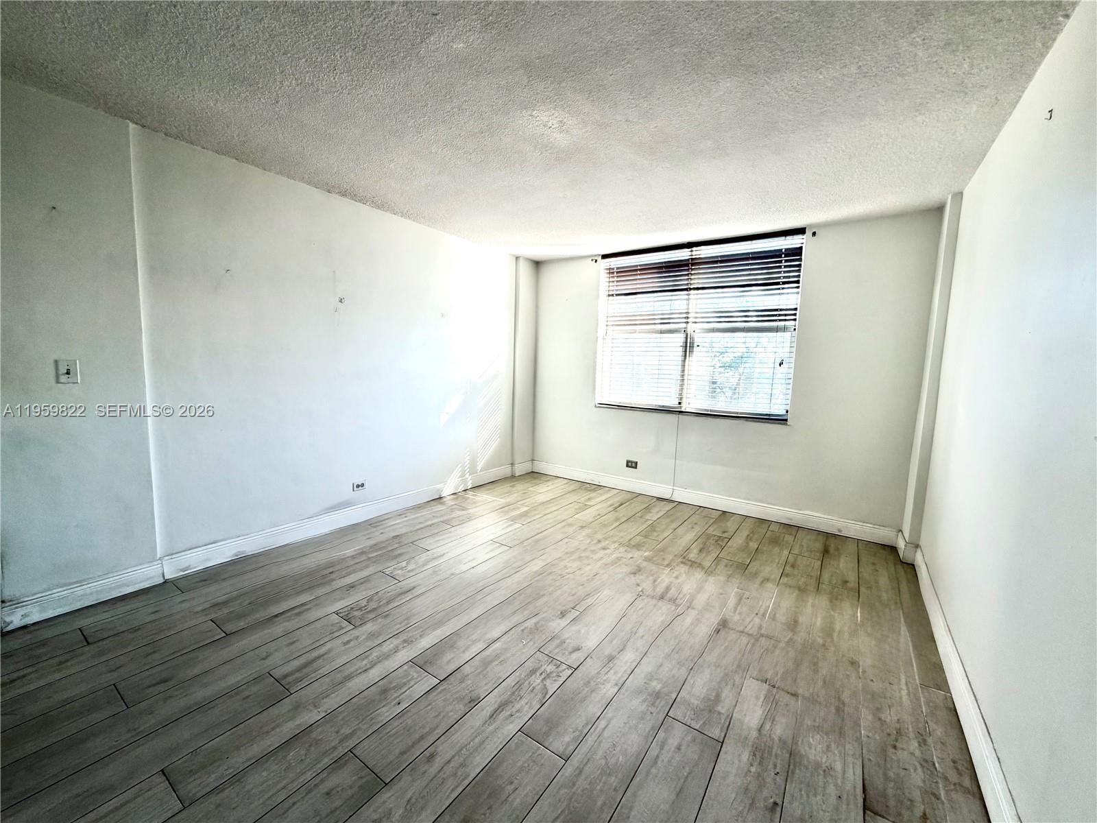 EASTERN SHORES WHITE HOUS - Residential