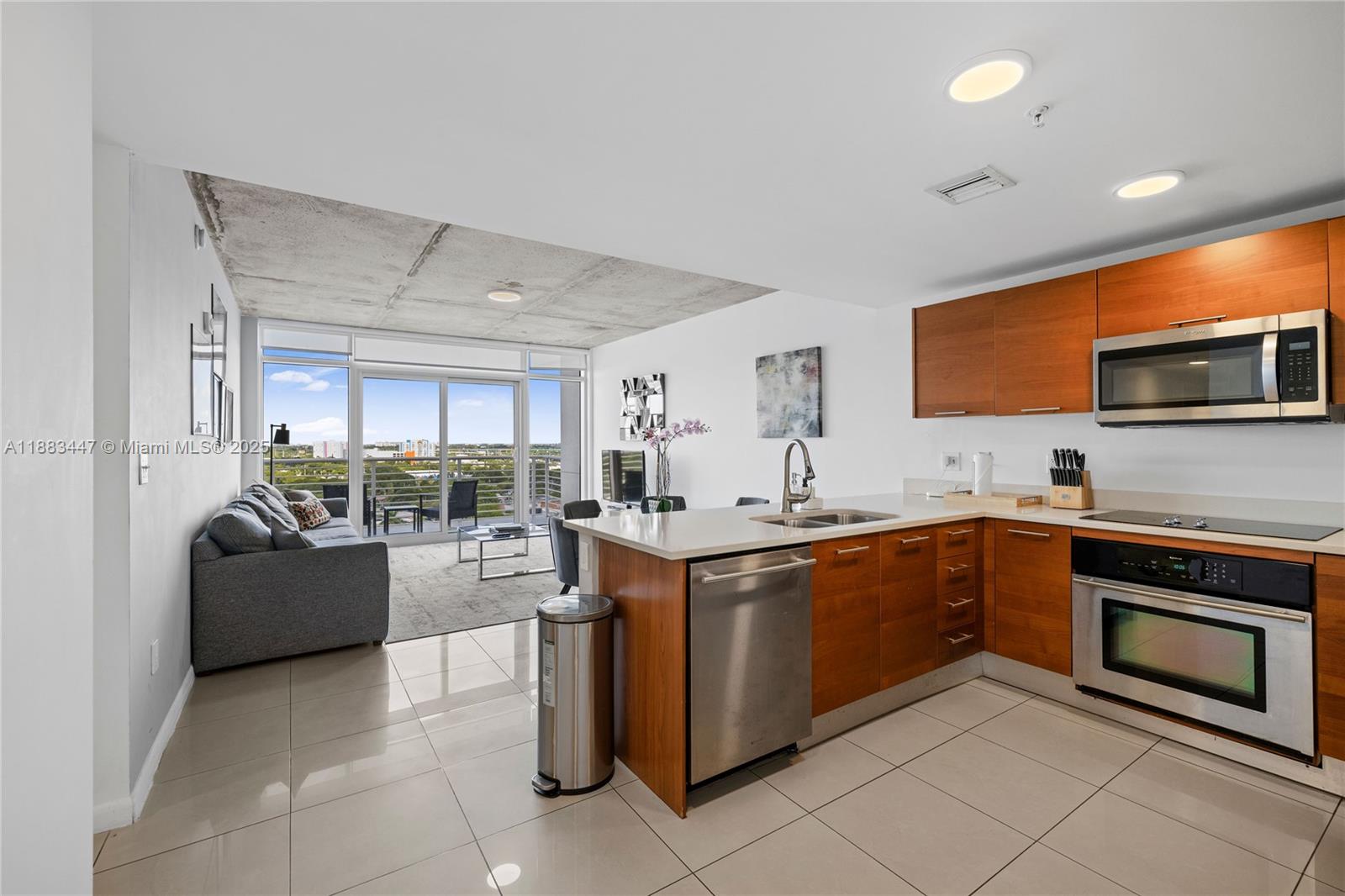 MIDBLOCK MIAMI CONDO - Residential Lease
