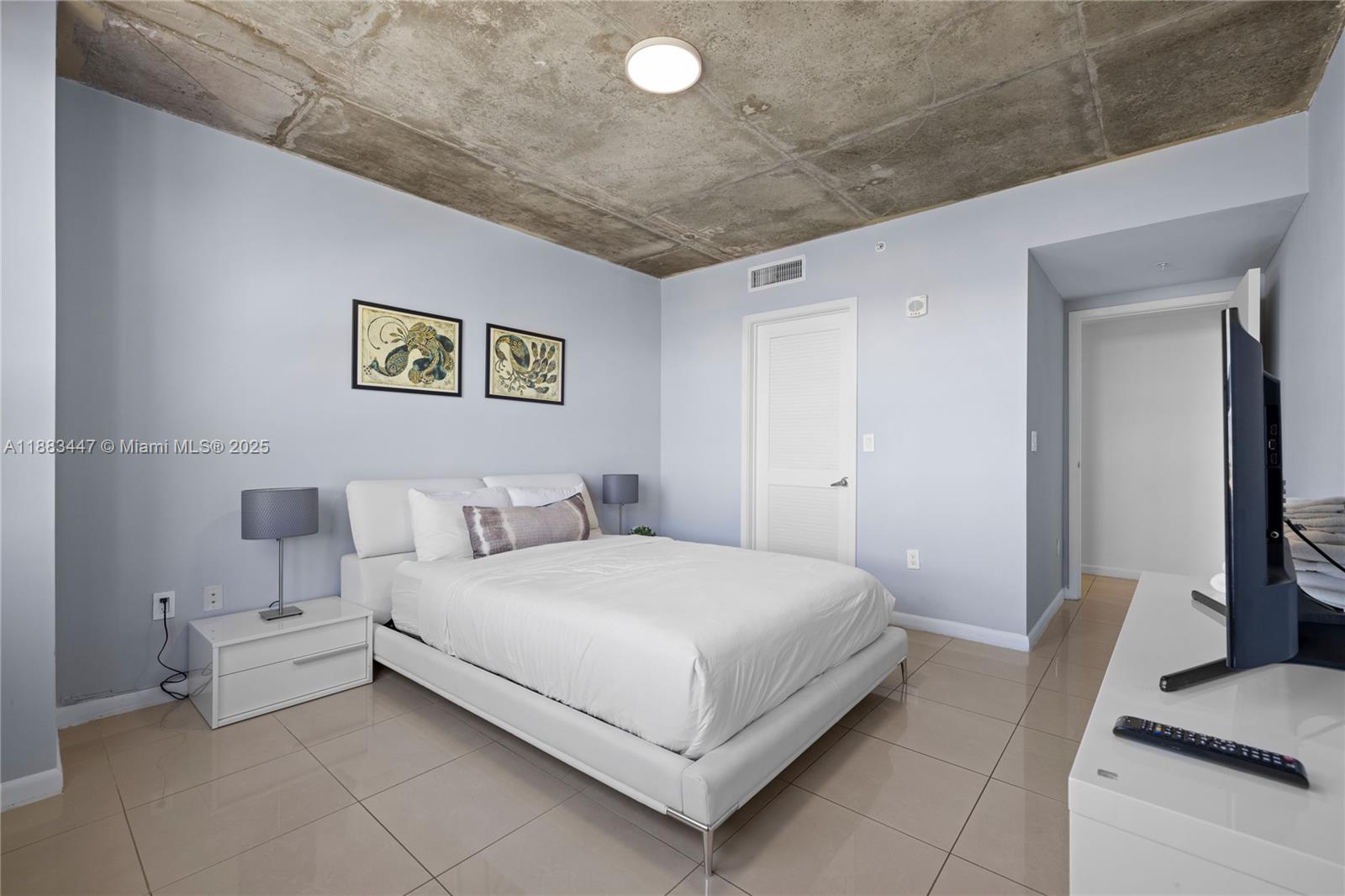 MIDBLOCK MIAMI CONDO - Residential Lease