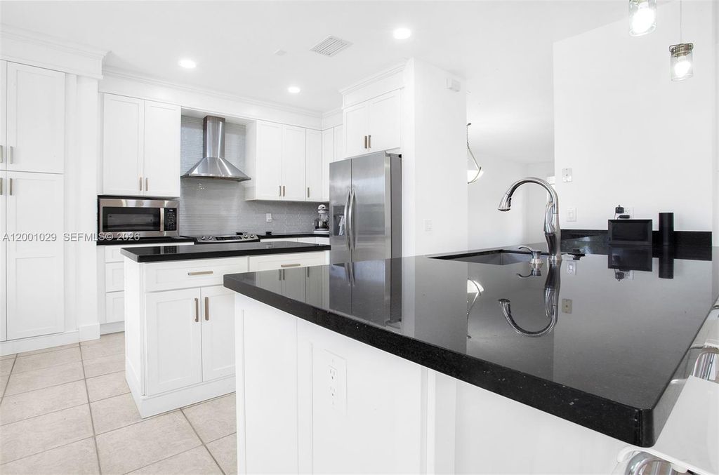 Photo of 4467 Fox Glove Ln, Weston, FL 33331 (MLS # A12001029)