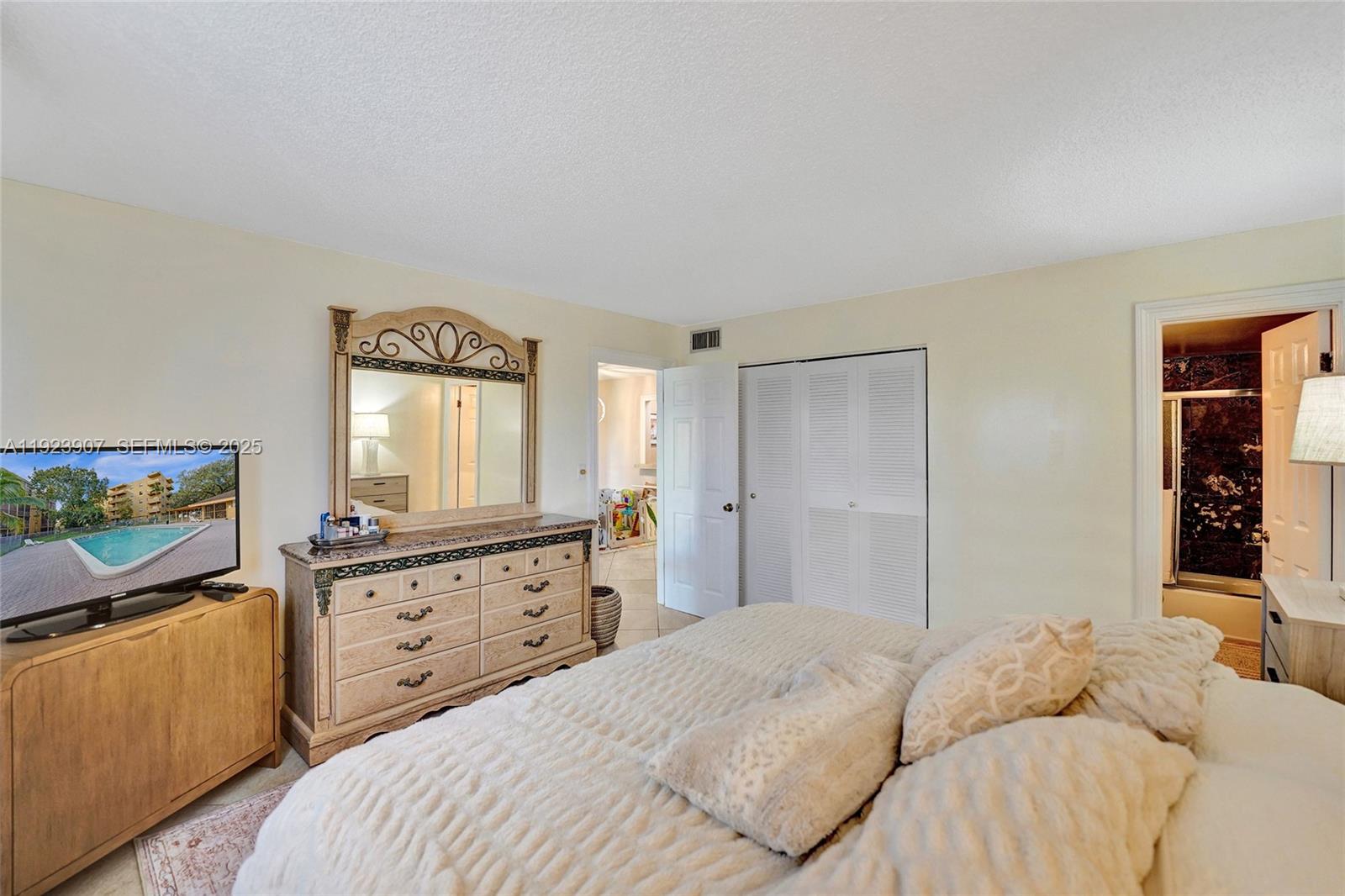 OAKS CONDO - Residential