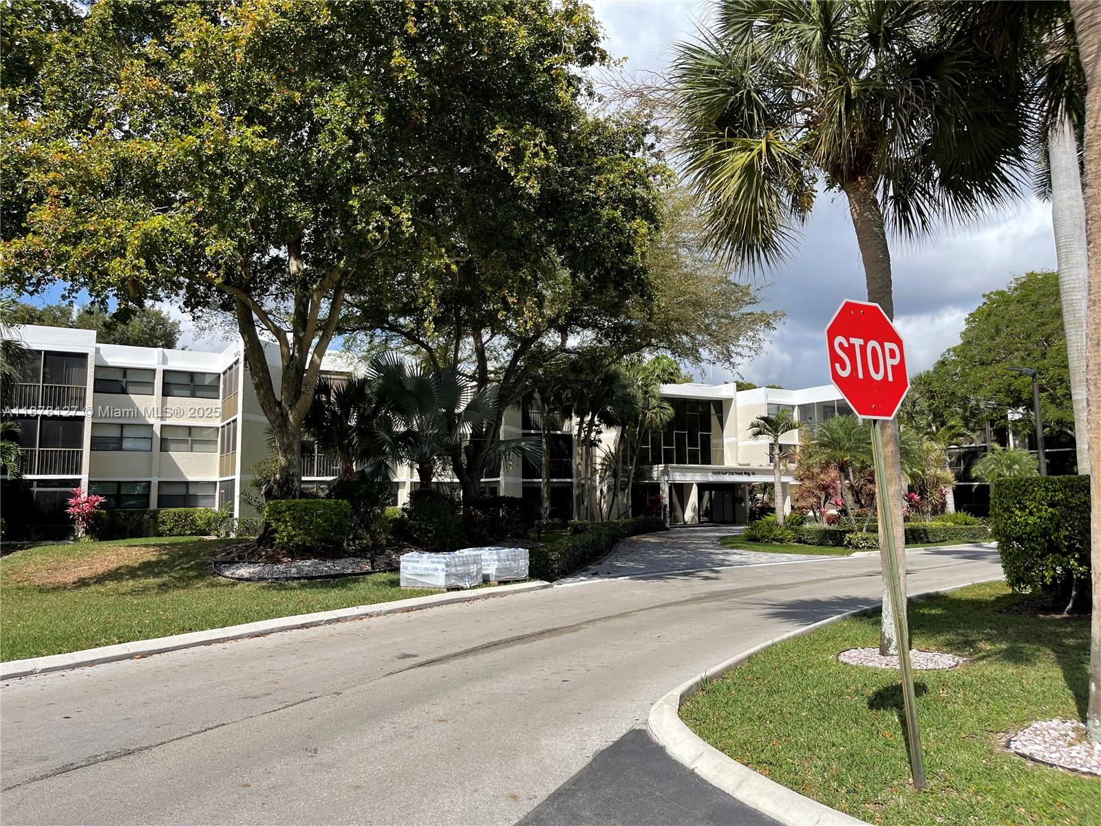 BUILDING 1A OF COUNTRY CL - Residential