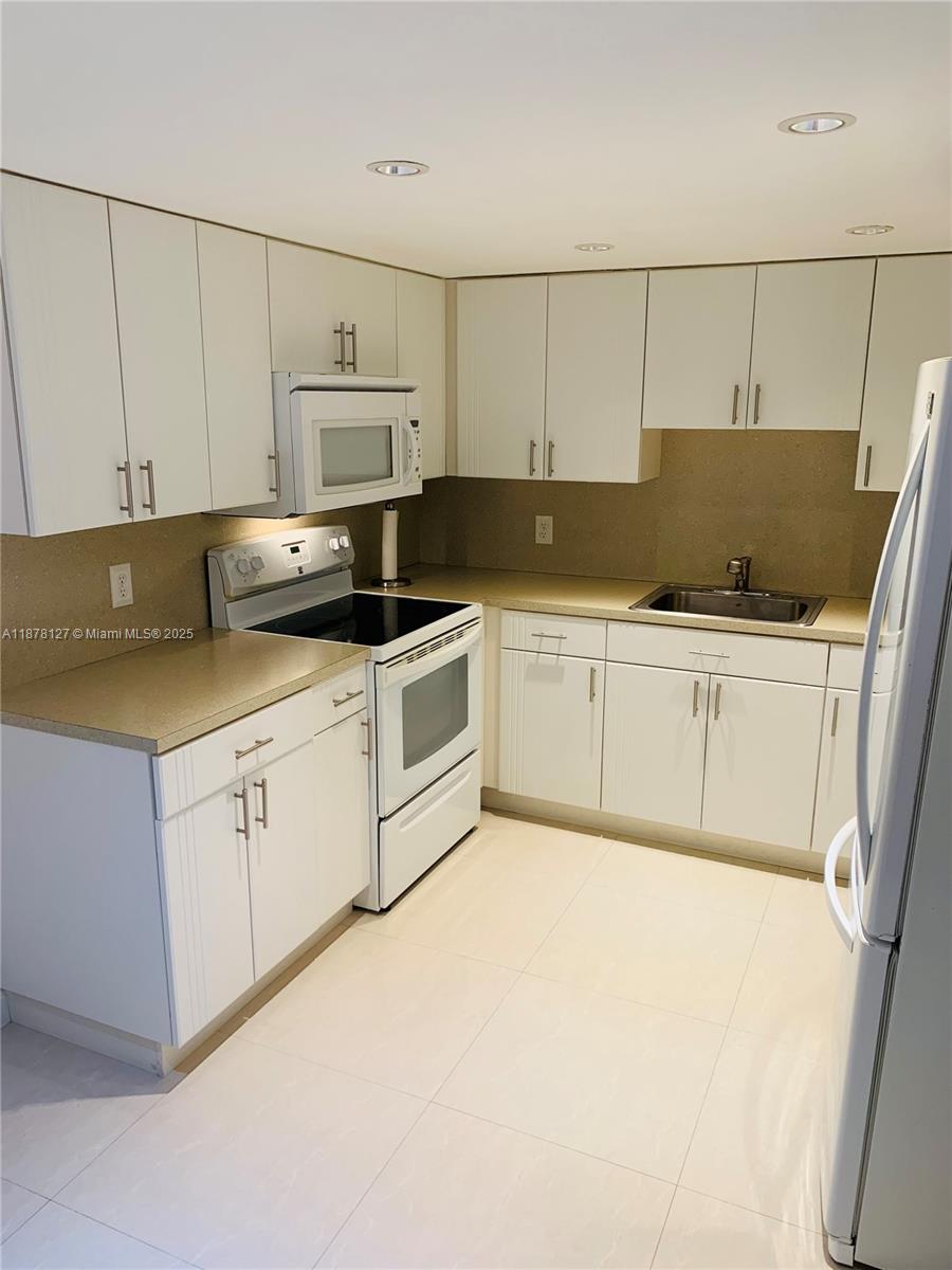 BUILDING 1A OF COUNTRY CL - Residential