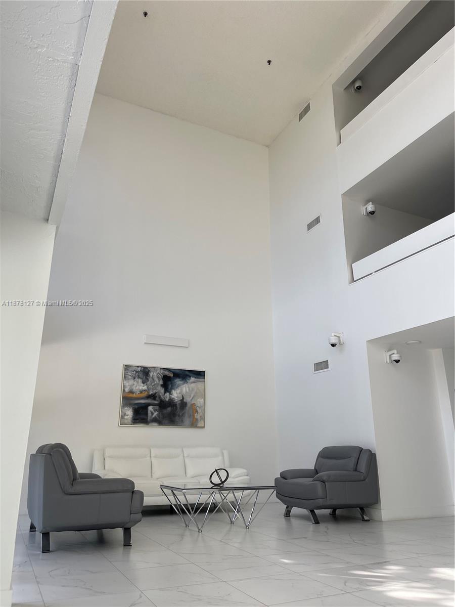 BUILDING 1A OF COUNTRY CL - Residential