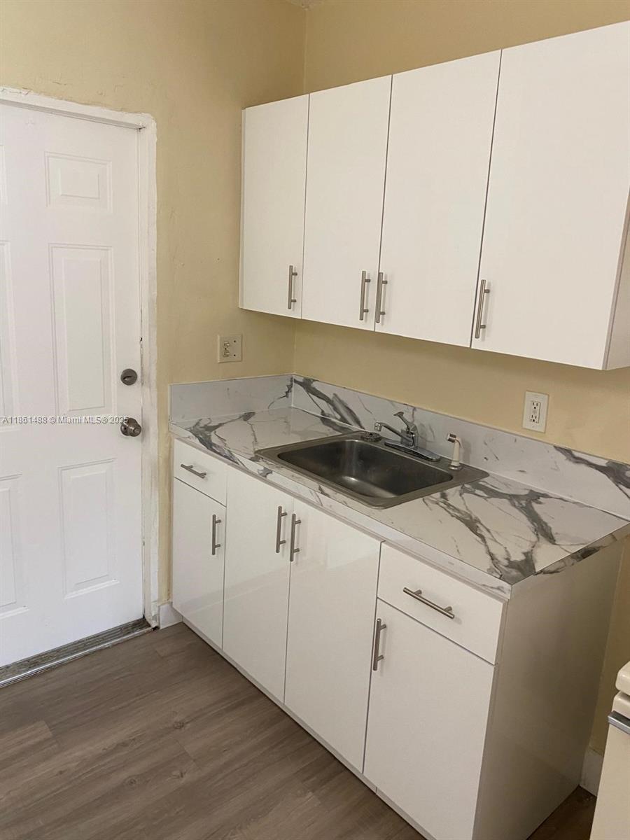 COMPLETELY REMODELED 2 BEDROOM, 1 BATH DUPLEX. NICE BACKYARD, NEW KITCHEN. NO ASSOCIATION APPROVAL. MOVE IN WITH FIRST MONTH RENT AND TWO MONTHS SECURITY DEPOSITS W/CREDIT OVER 600. SECTION 8 WELCOME