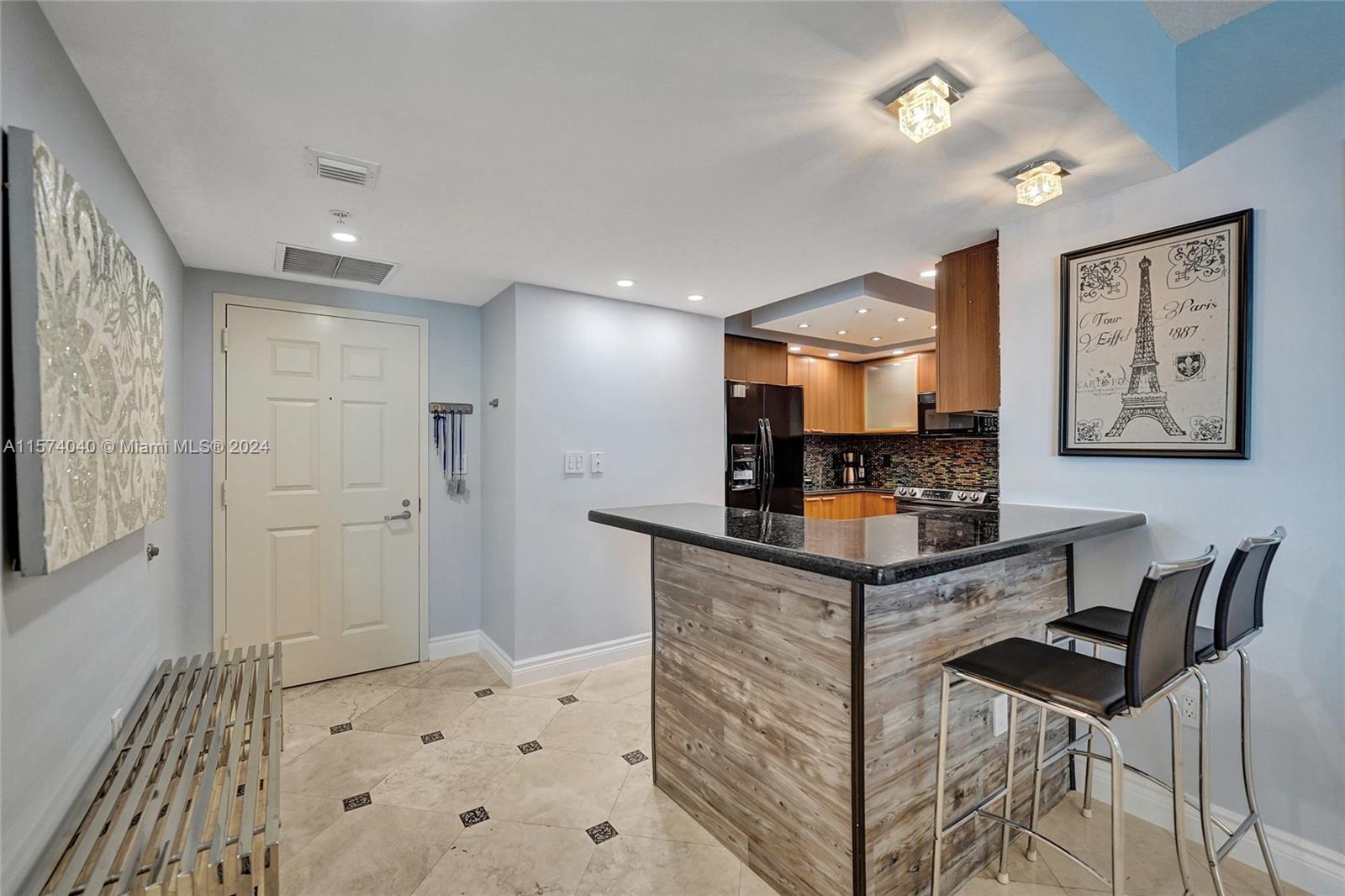 LA PERLA CONDO - Residential Lease