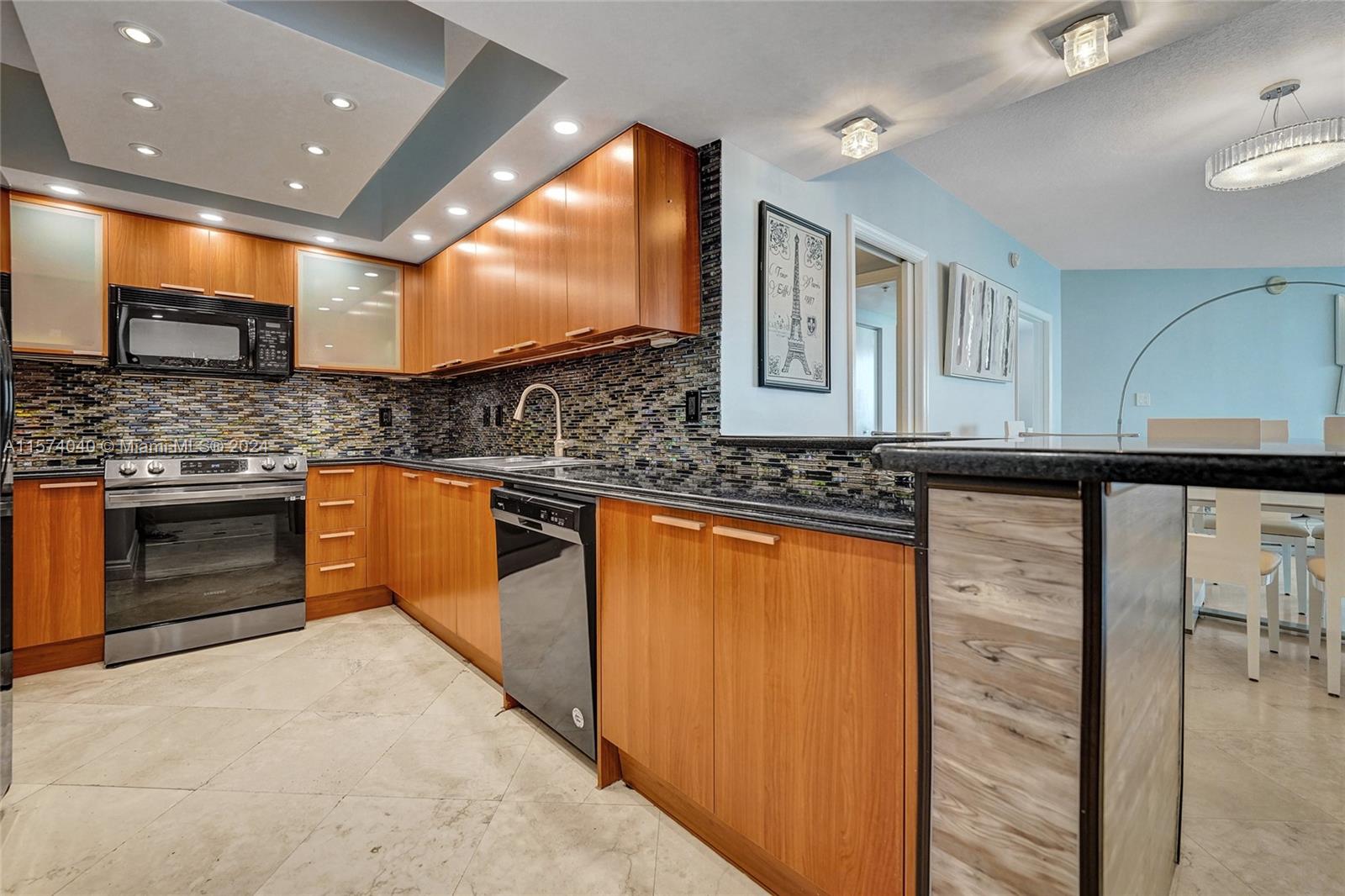 LA PERLA CONDO - Residential Lease