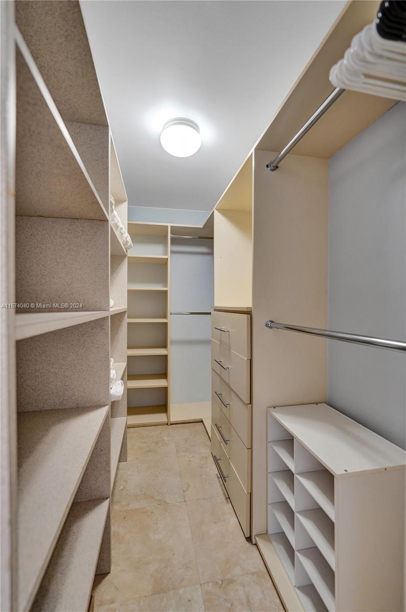 LA PERLA CONDO - Residential Lease