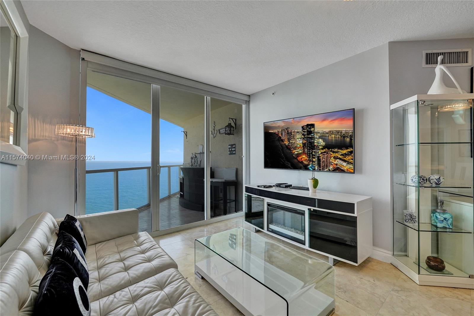 LA PERLA CONDO - Residential Lease