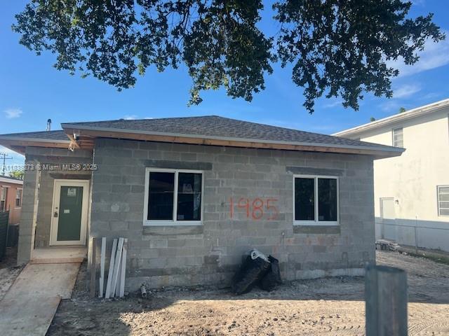 STUNING 4 BEDROOM 2 BATHROOM PROPERTY, 9 FEET CEILINGS, CUSTOM MODERN KITCHEN CABINETS, OPEN CONCETS, TONS OF NATURAL LIGHT AND BEUTIFUL SPACIOUS BACK YARD, PROPERTY STILL UNDER CONSTRUCTION , WILL BE READY BY 09/15 . FINISH PICTURES ARE FOR SAME HOUSE AT DIFERENT LOCATION.