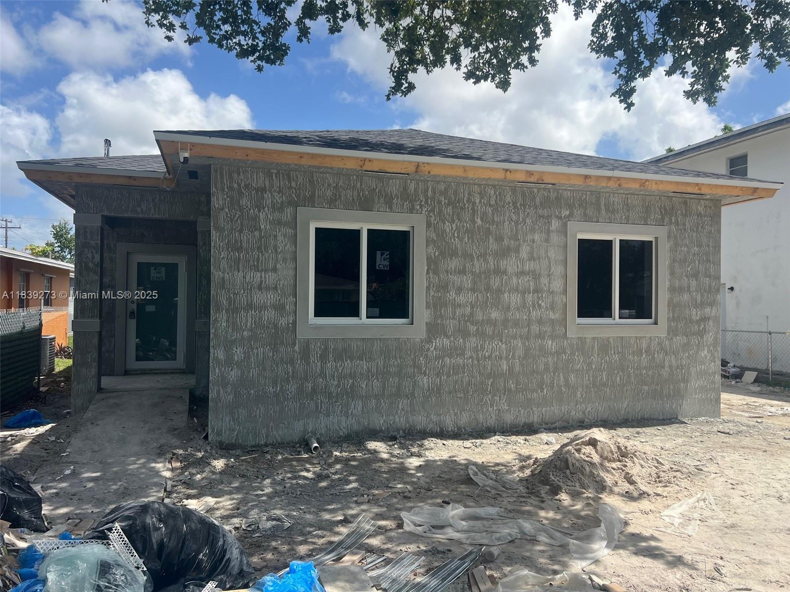 STUNING 4 BEDROOM 2 BATHROOM PROPERTY, 9 FEET CEILINGS, CUSTOM MODERN KITCHEN CABINETS, OPEN CONCETS, TONS OF NATURAL LIGHT AND BEUTIFUL SPACIOUS BACK YARD, PROPERTY STILL UNDER CONSTRUCTION , WILL BE READY BY 09/15 . FINISH PICTURES ARE FOR SAME HOUSE AT DIFERENT LOCATION.