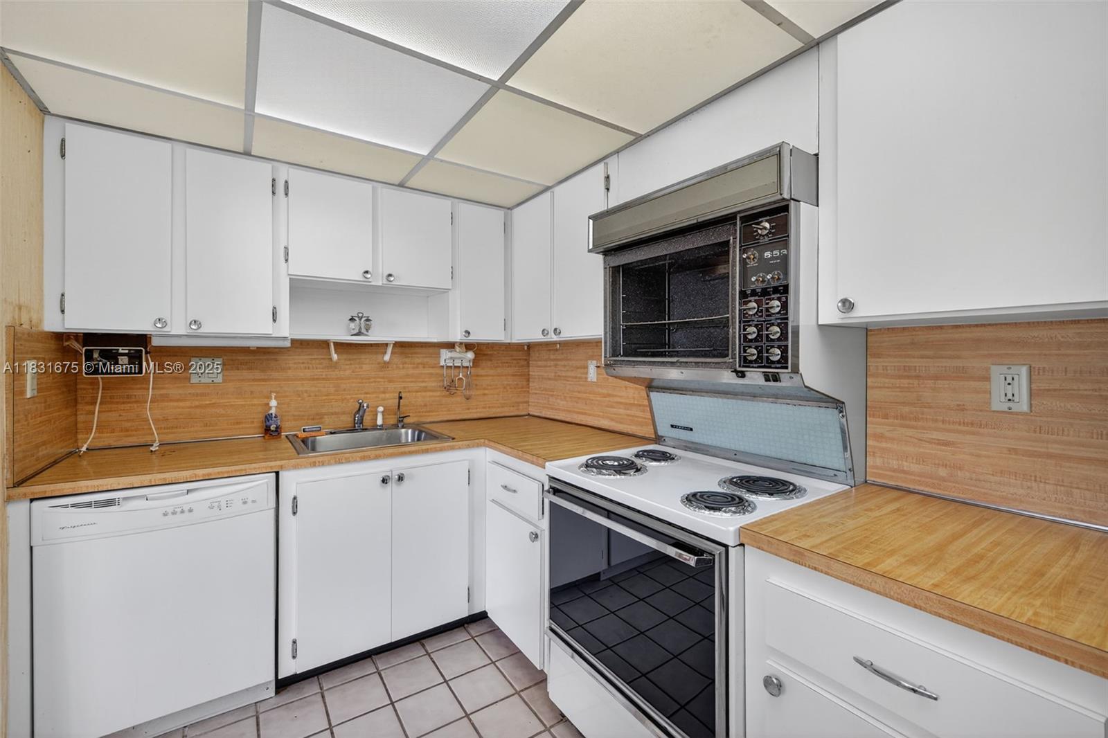 VILLA DORADA CONDO NO 2 - Residential