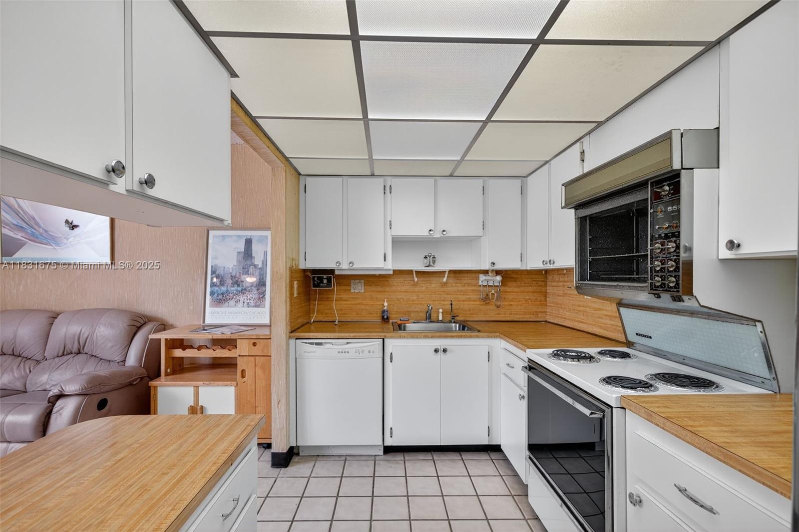 VILLA DORADA CONDO NO 2 - Residential