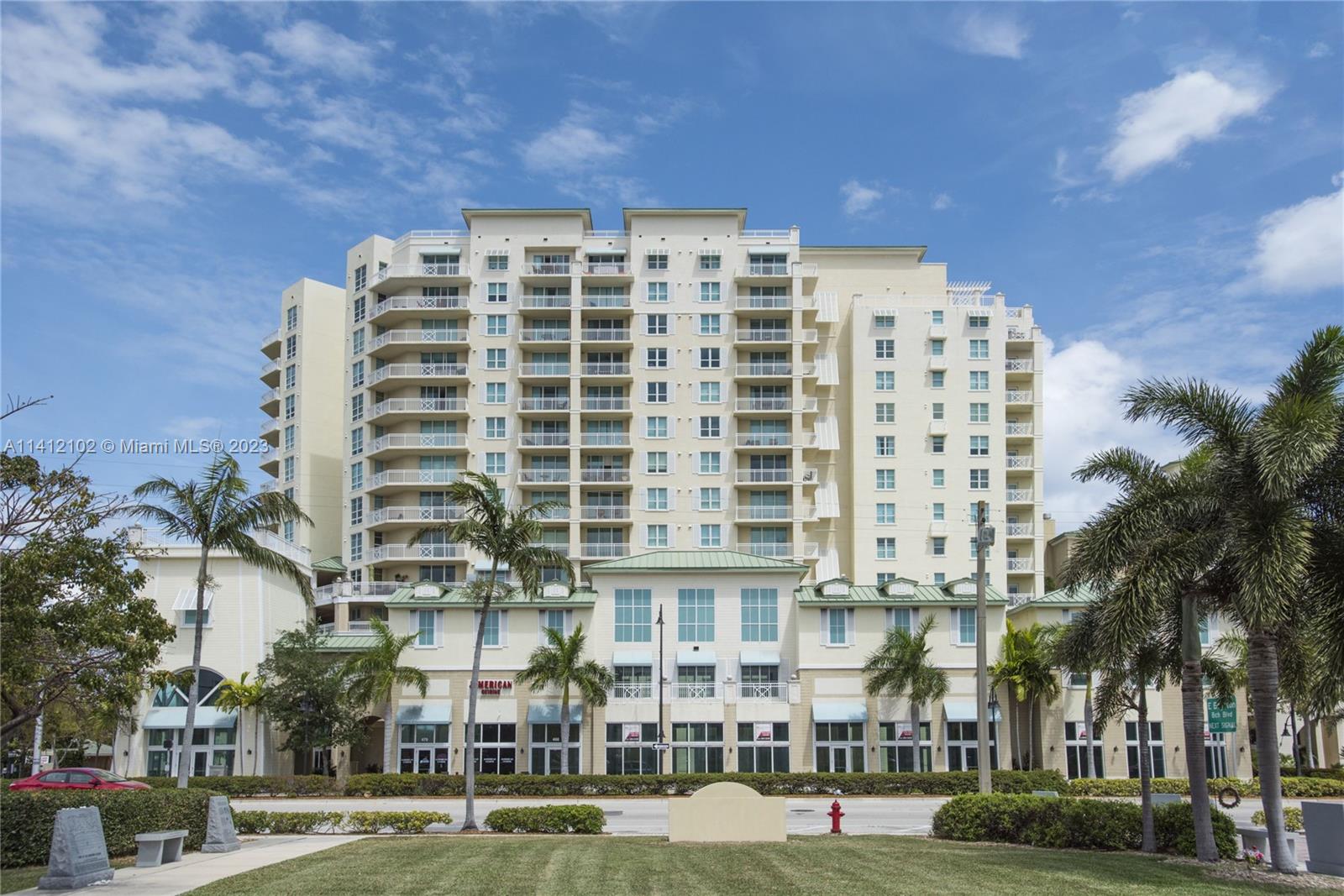 Perfect rental just painted and cleaned! Great unit in a great location. Minutes from the beach.