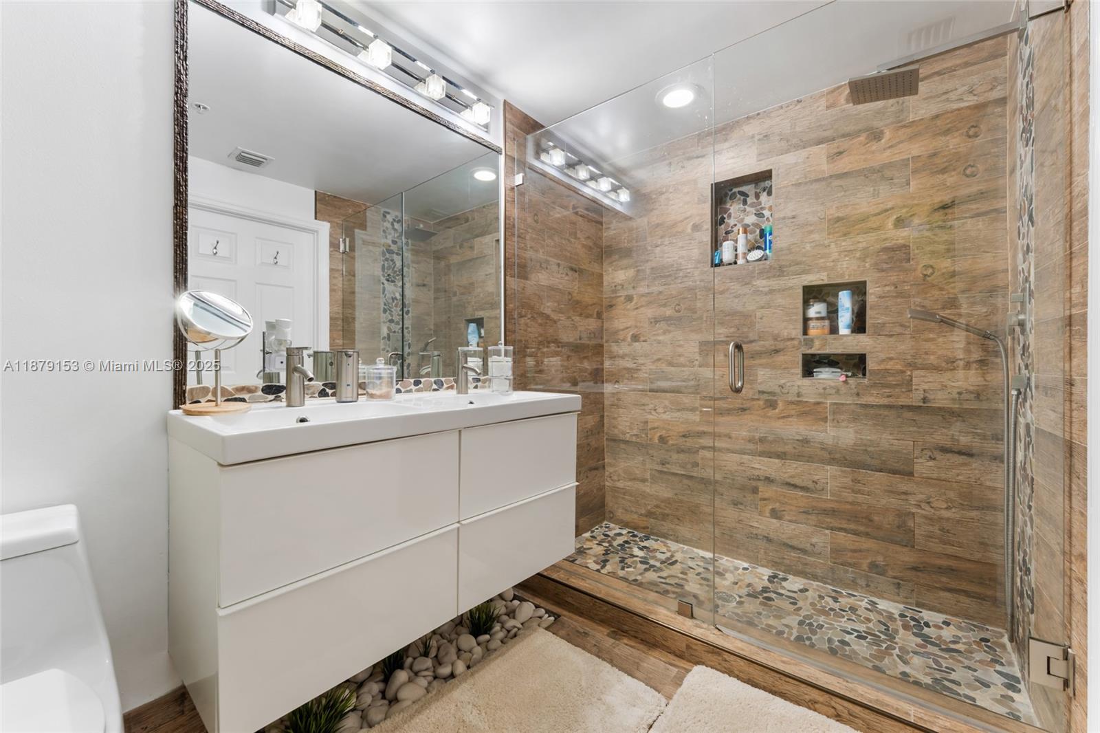 HOLLYWOOD STATION RES CON - Residential