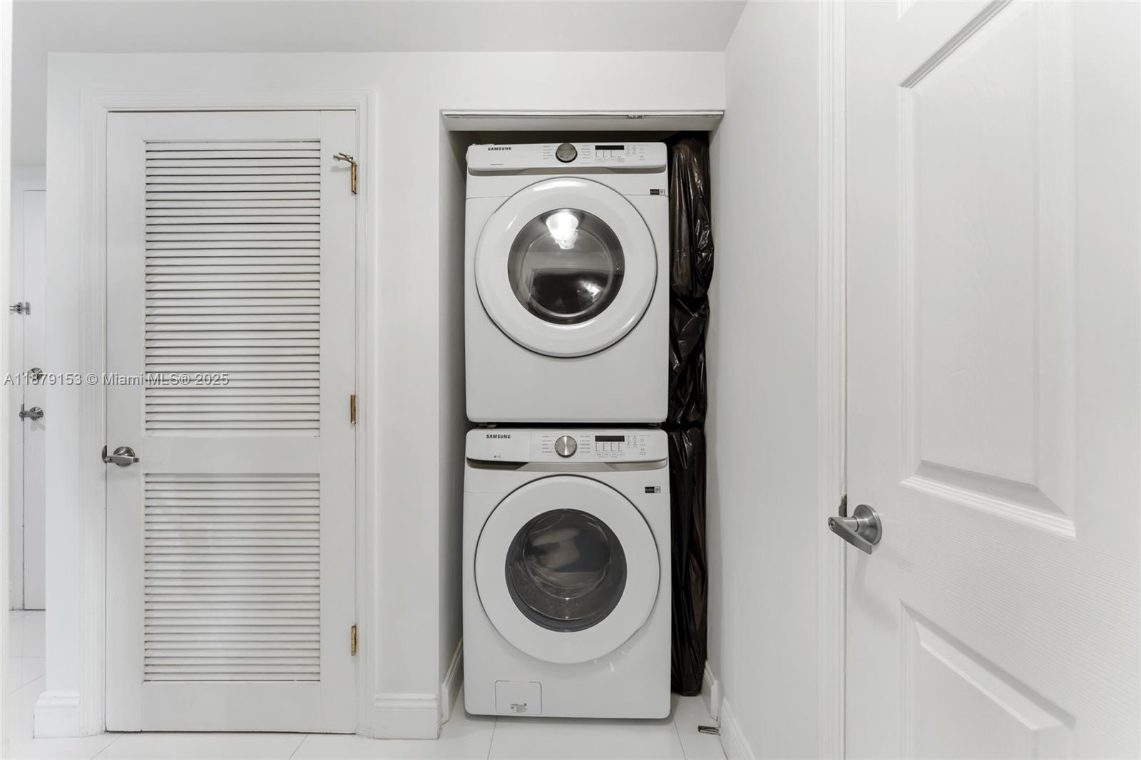 HOLLYWOOD STATION RES CON - Residential