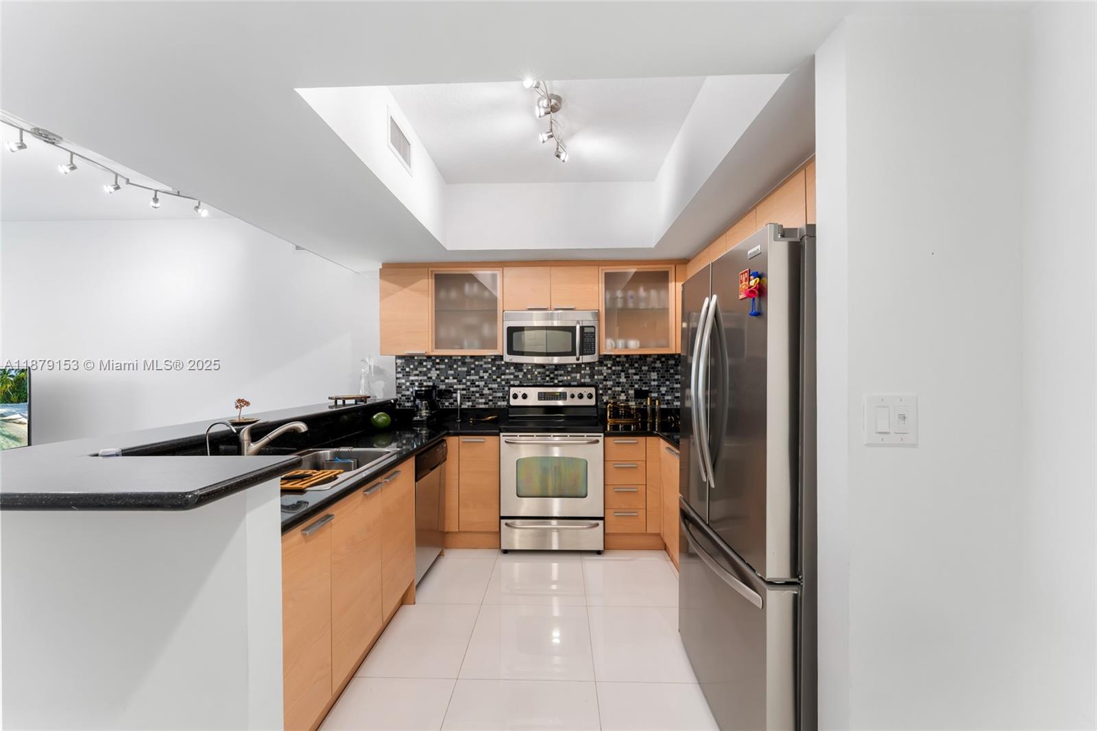 HOLLYWOOD STATION RES CON - Residential