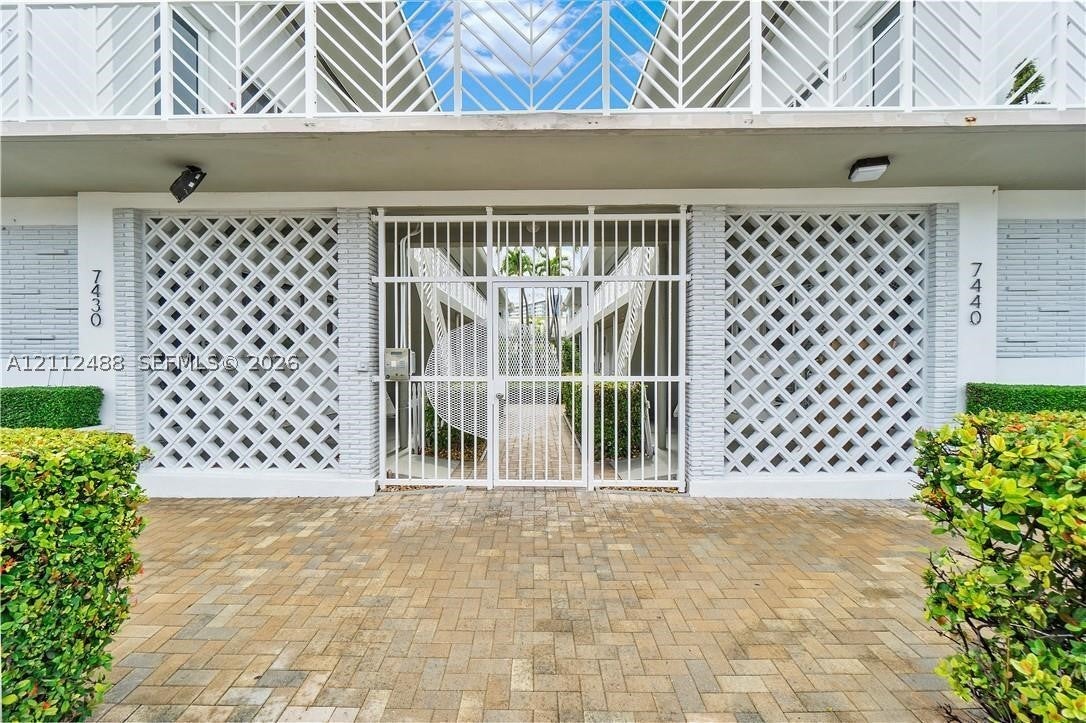 7430 Byron Ave 9A