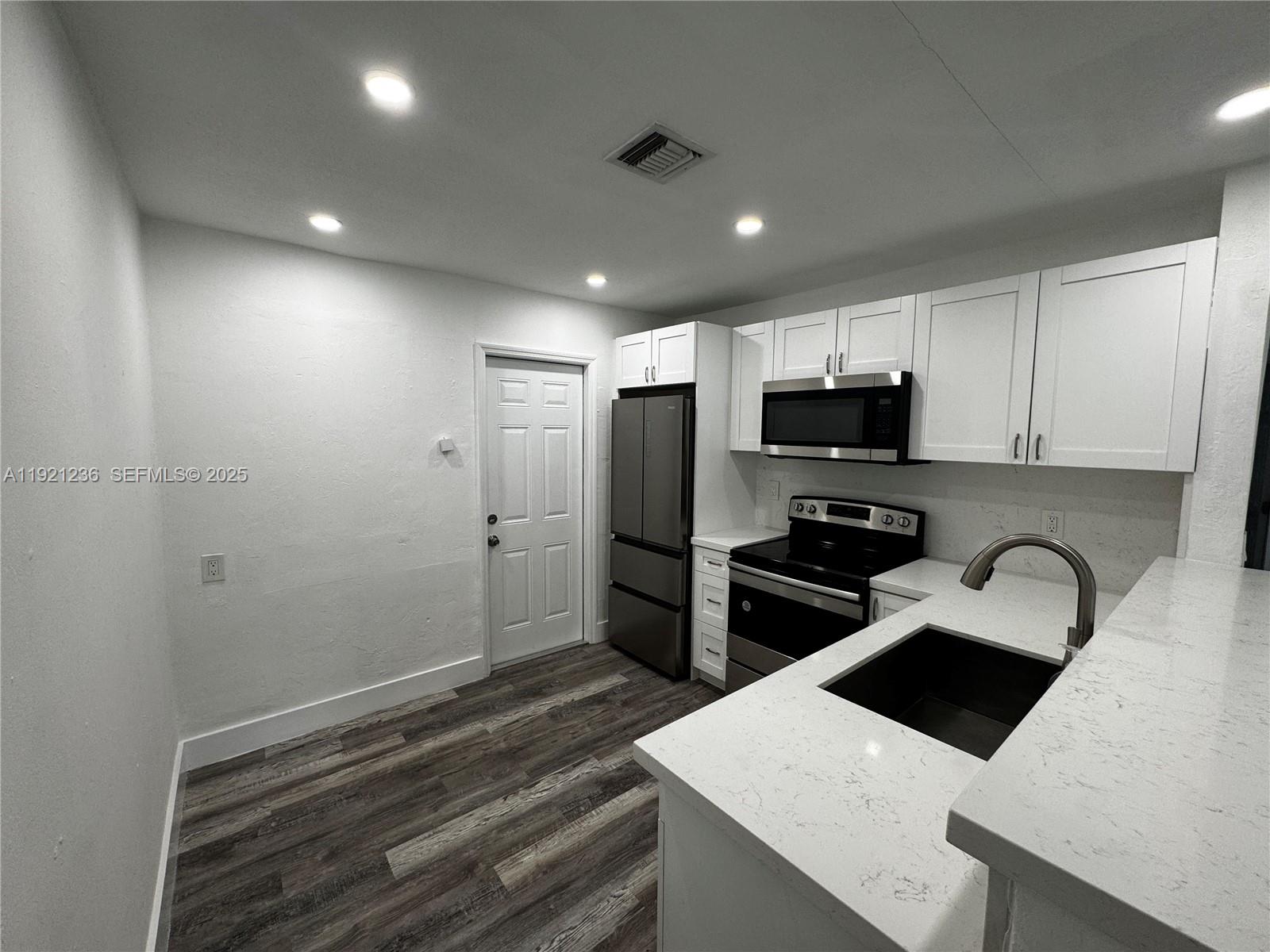 HOLLYWOOD - Residential Income