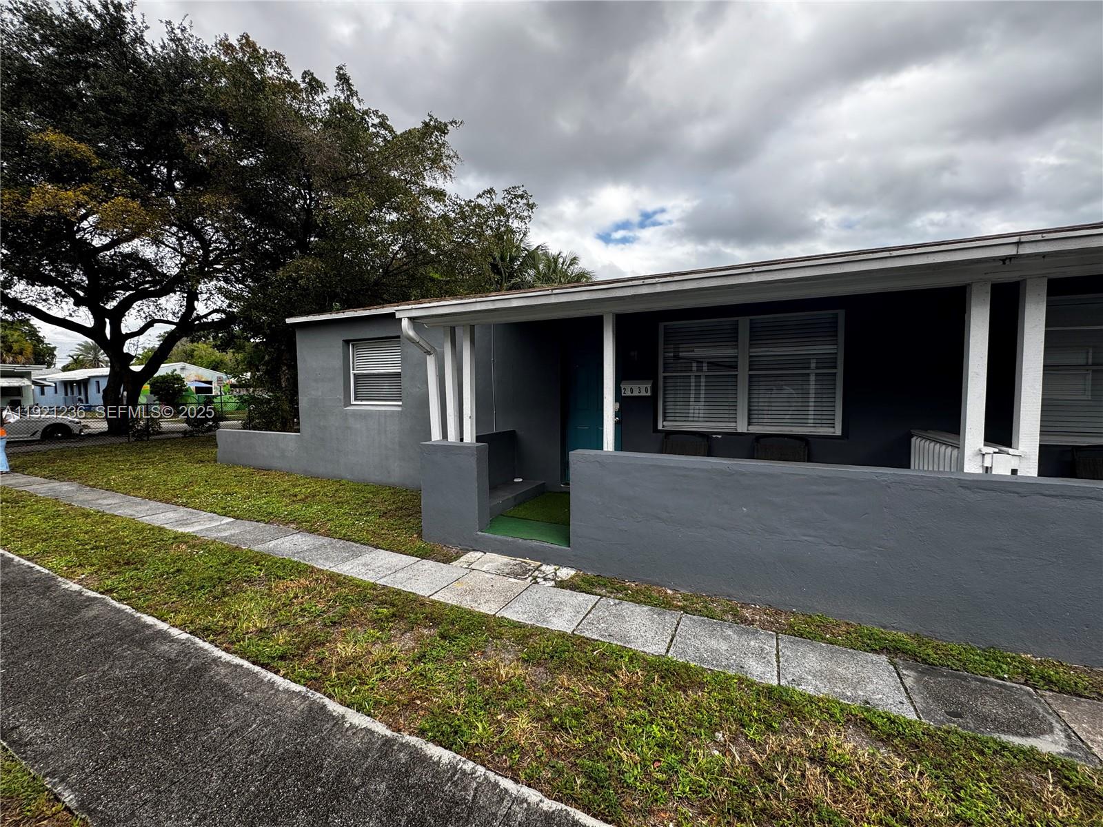 HOLLYWOOD - Residential Income