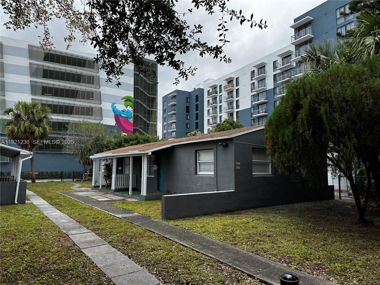 HOLLYWOOD - Residential Income