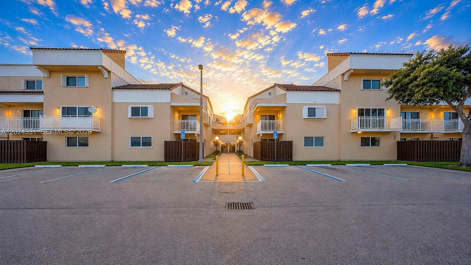 THE SEASONS VILLAS & THMS - Residential