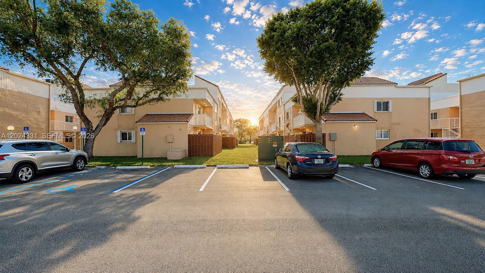 THE SEASONS VILLAS & THMS - Residential