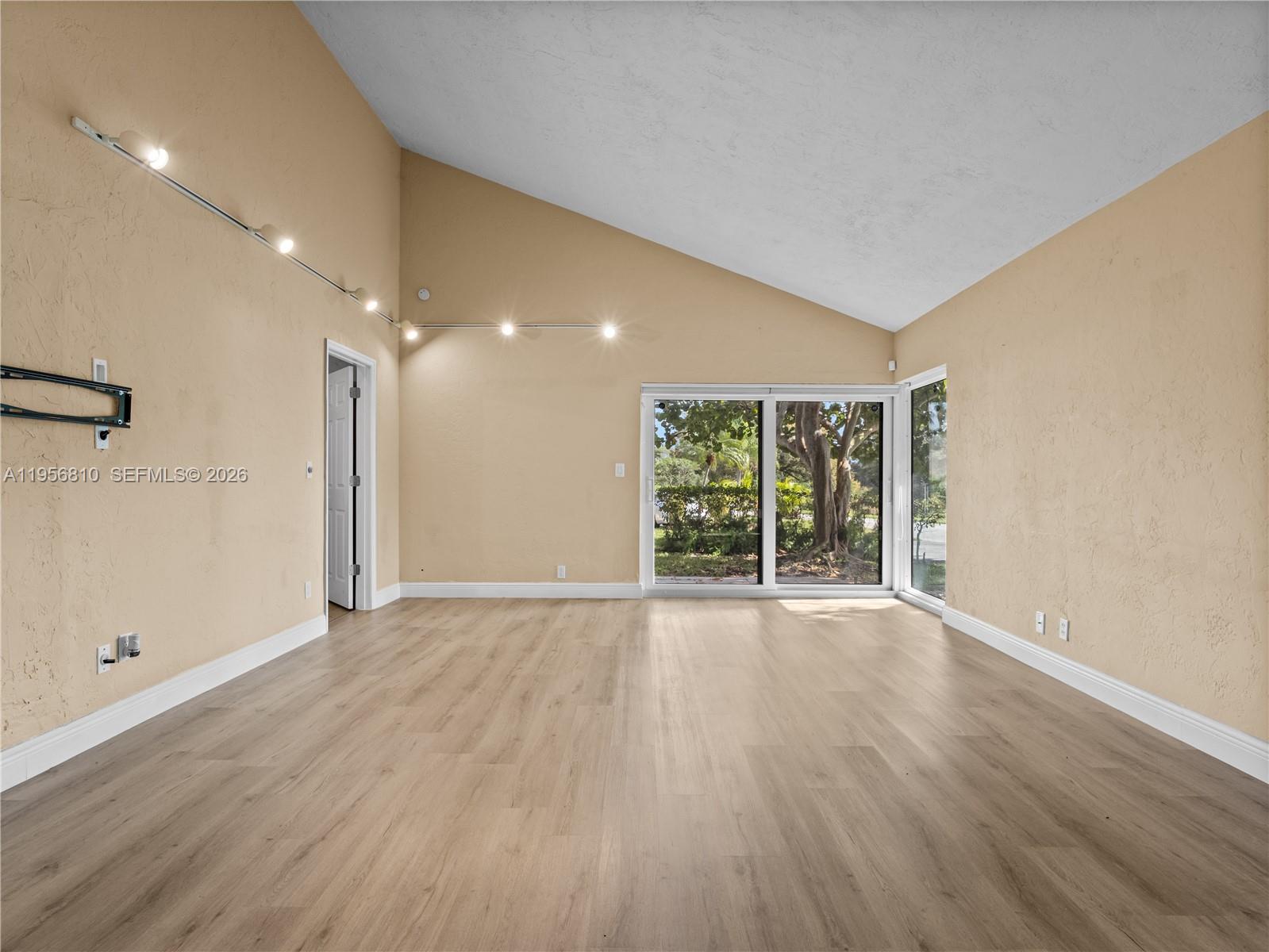 HILLS OF INVERRARY TRACT - Residential