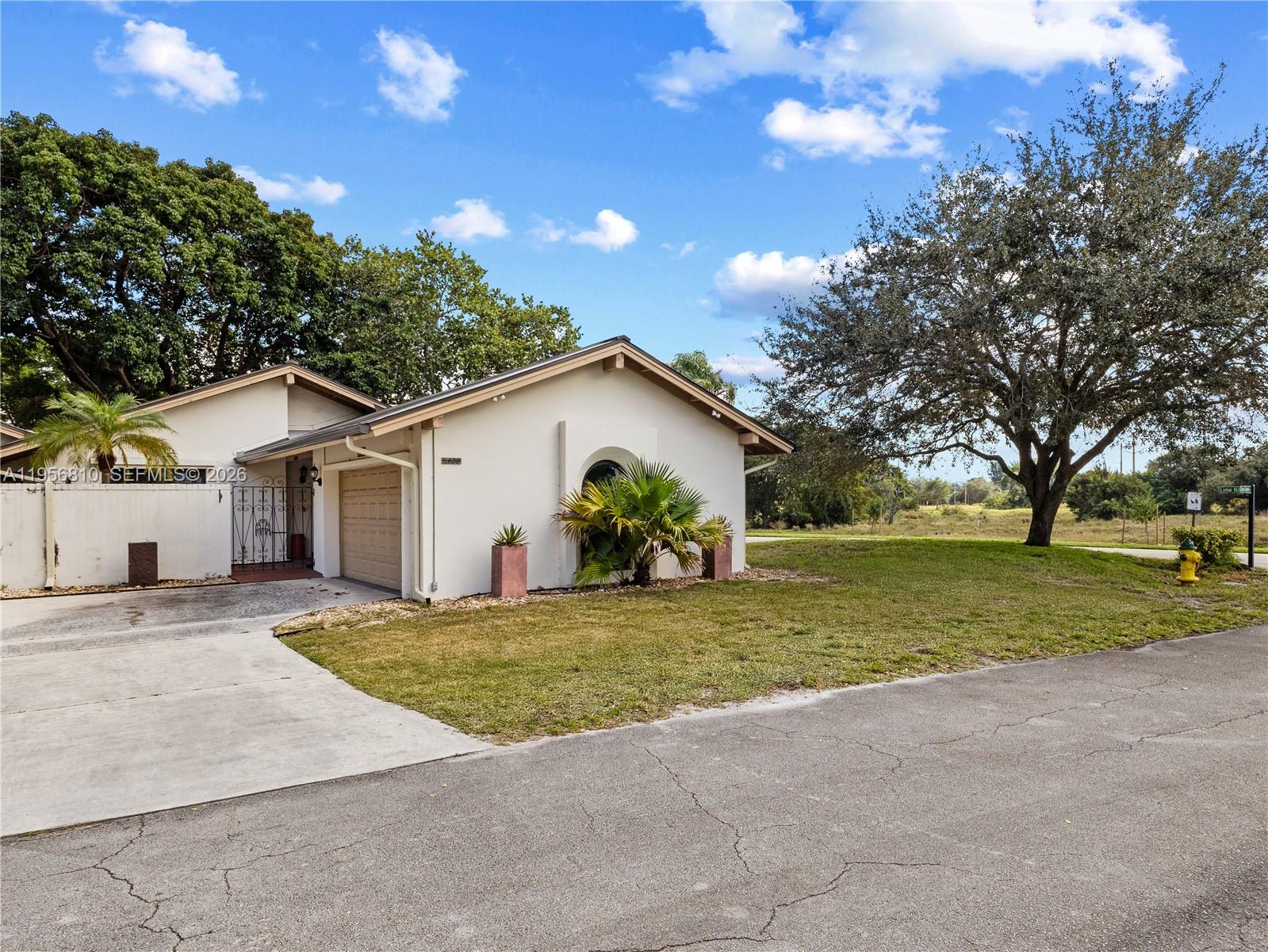HILLS OF INVERRARY TRACT - Residential