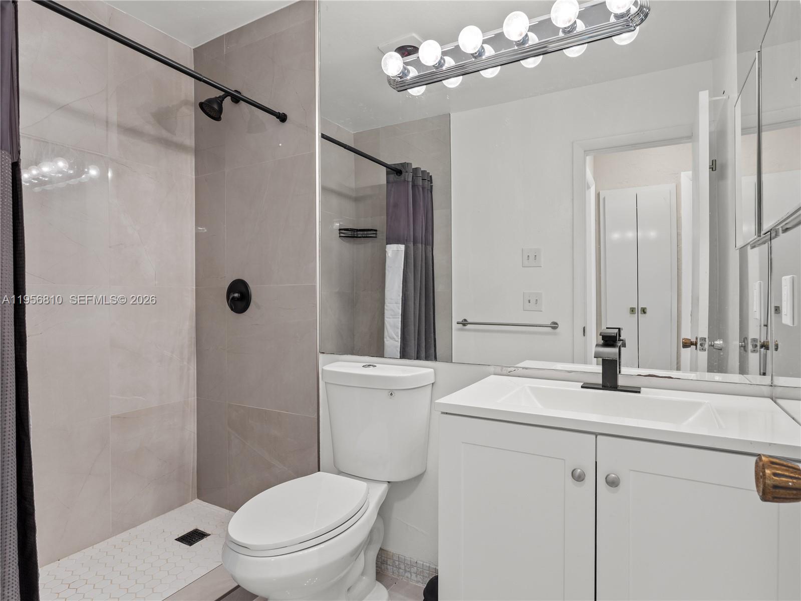 HILLS OF INVERRARY TRACT - Residential