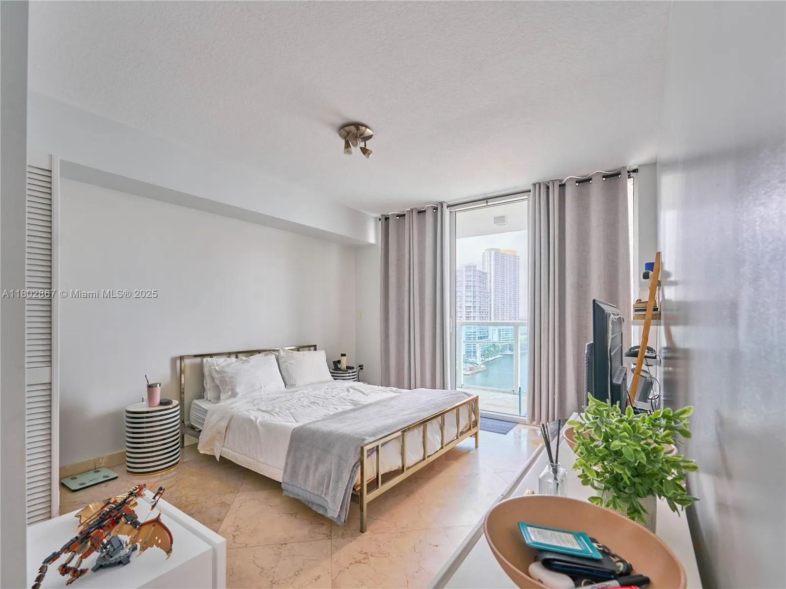 Miami, Florida 33131, United States, 2 Bedrooms Bedrooms, ,2 BathroomsBathrooms,Residential,Pending,132616