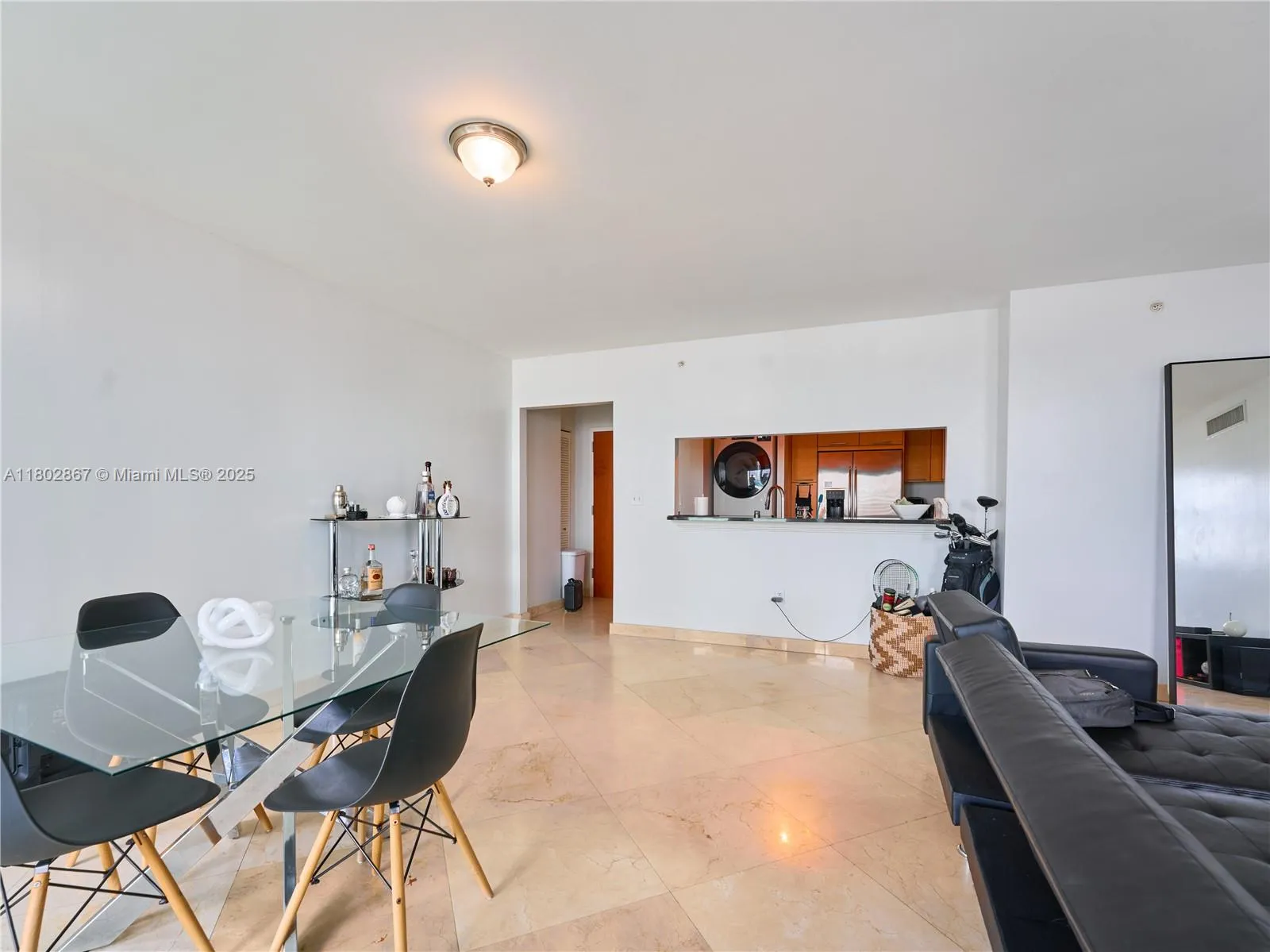 Miami, Florida 33131, United States, 2 Bedrooms Bedrooms, ,2 BathroomsBathrooms,Residential,Pending,132616